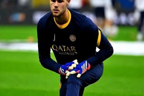 包含法甲今晚再迎强敌，塞维利亚绝杀压哨，主帅态度——质疑声仍在，赛季目标并未改变的词条